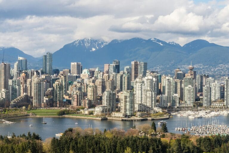 Vancouver Skyline mit Bergen und Hafen – BC Provincial Nominee Program