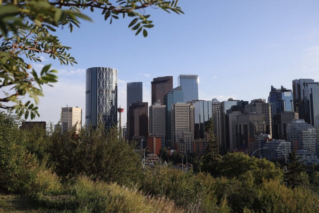 Wohnen in Calgary vs. Vancouver: Kosten 2025/2026 im Vergleich