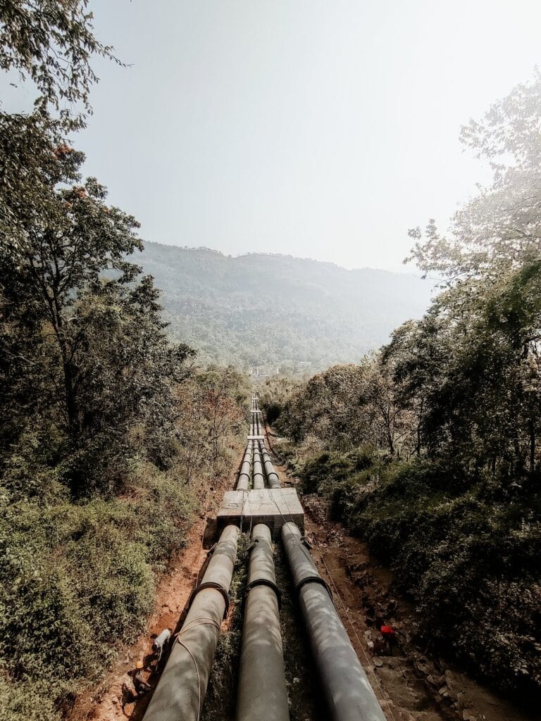 Luftbild einer Pipeline durch Bergwald – Energiesektor in Nordost-BC