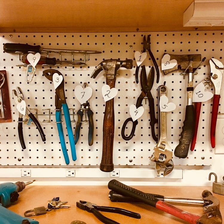 Handwerkzeug an Werkzeugwand – Löhne für Fachkräfte in Kanada